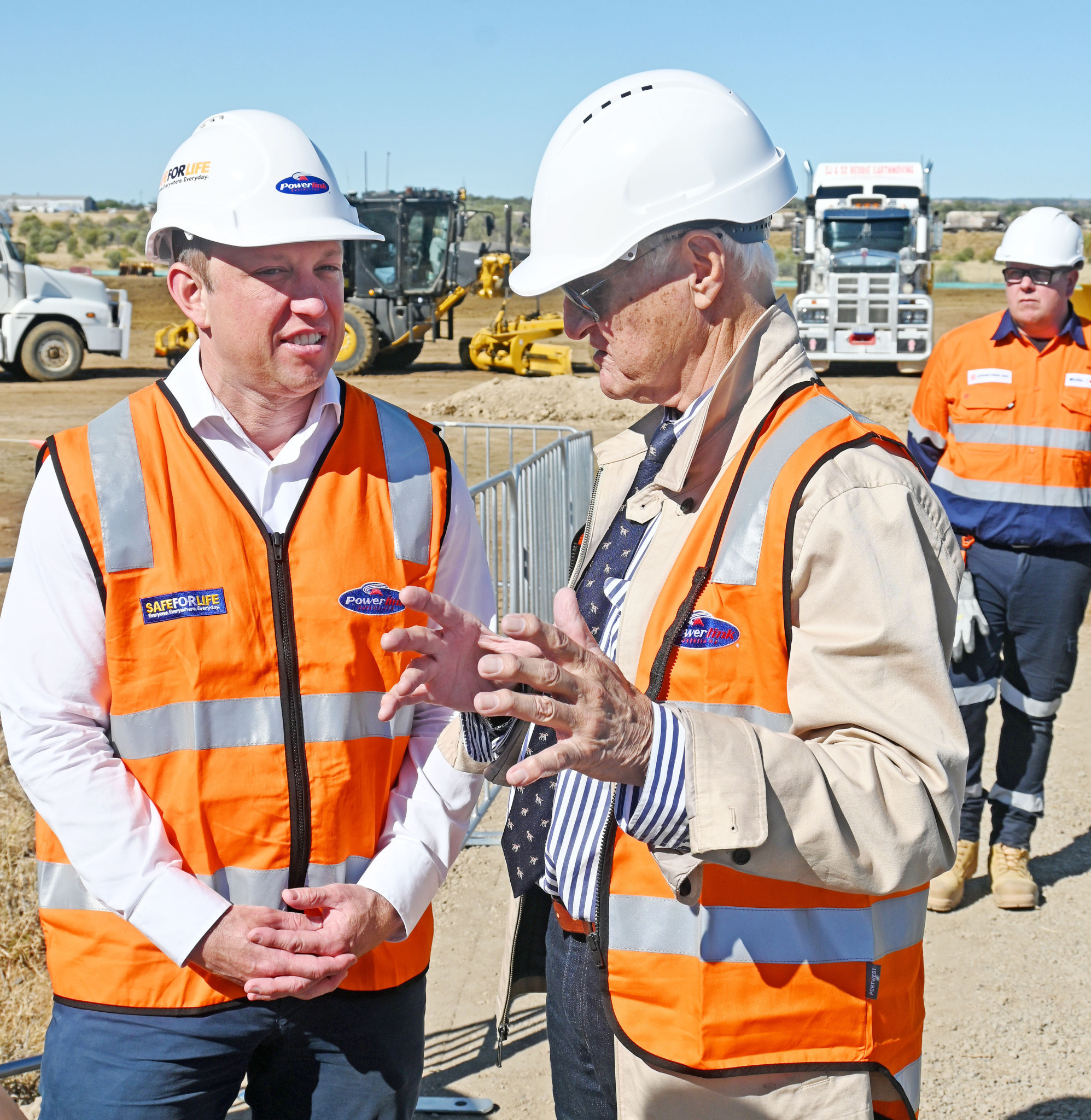 Bob Katter has a word with Premier Steven Miles at Hughenden on Tuesday.